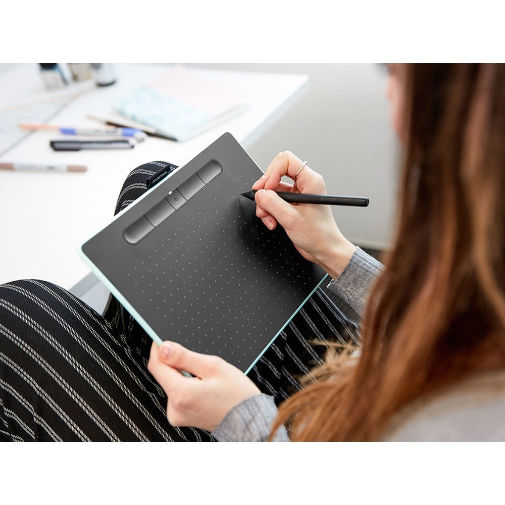 Графический планшет Wacom Intuos M Bluetooth черный